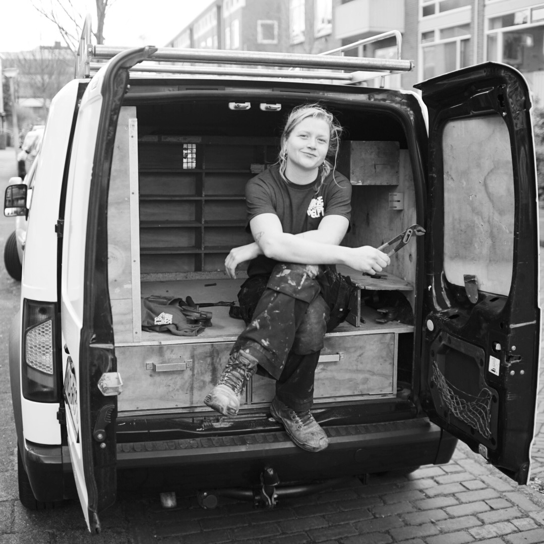 Hasse van Hasse Helpt met haar busje